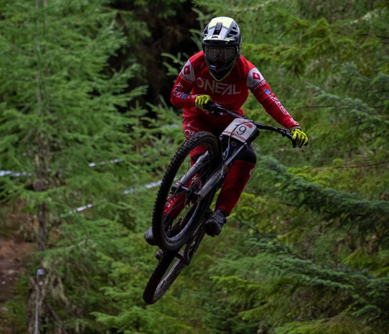 BIKE: Após vitória no Campeonato Britânico de DH, Roger Vieira disputa etapa da Copa do Mundo nesse domingo