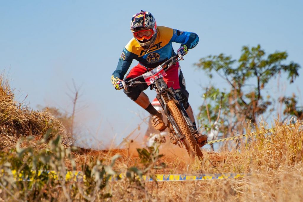 Atletas de Varginha conquistam 3 t&iacute;tulos in&eacute;ditos no campeonato mineiro de Mountain Bike Downhill.
