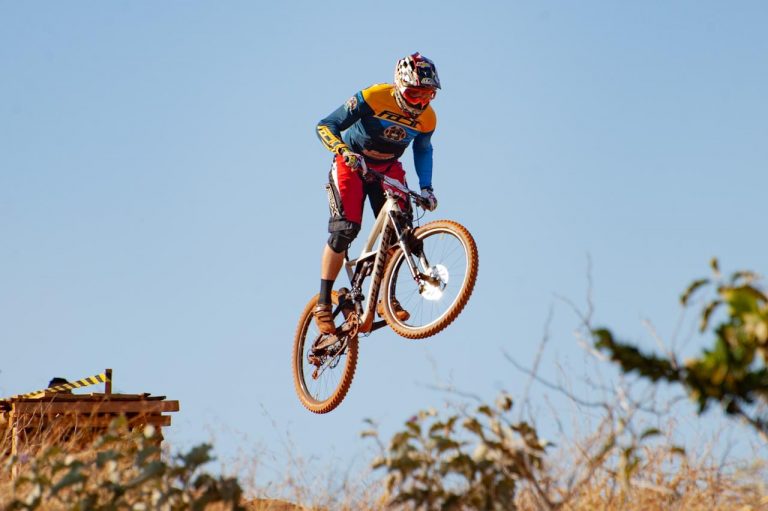 Atletas de Varginha conquistam 3 títulos inéditos no campeonato mineiro de Mountain Bike Downhill.