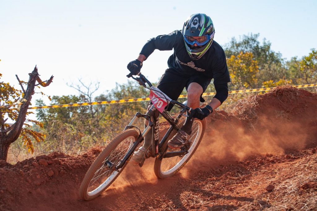 Atletas de Varginha conquistam 3 t&iacute;tulos in&eacute;ditos no campeonato mineiro de Mountain Bike Downhill.
