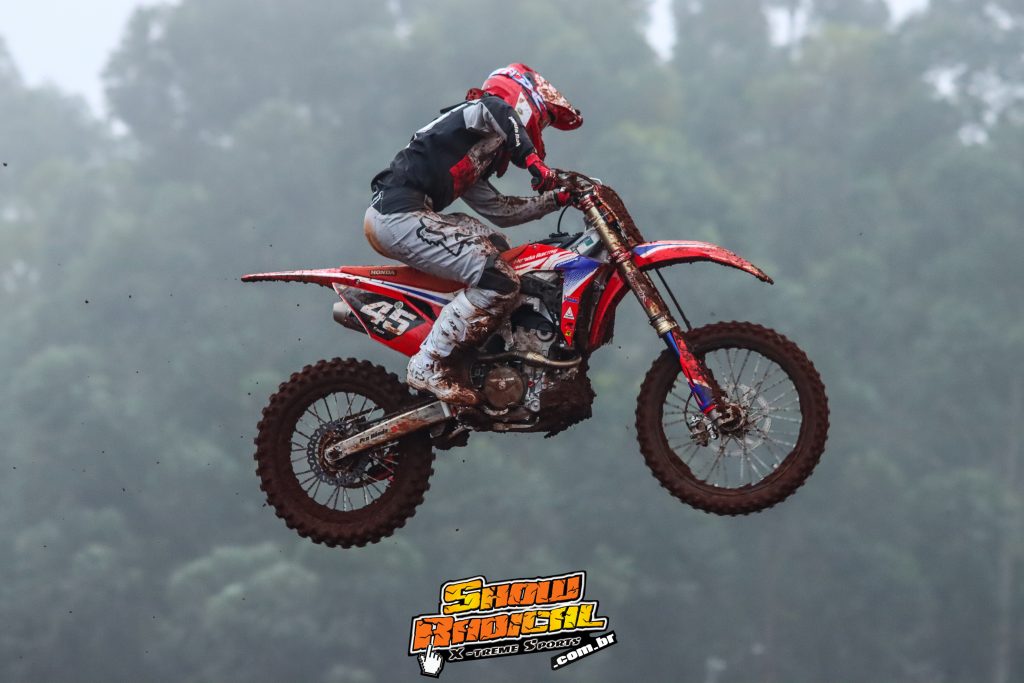 Chuva, frio e lama marcam a primeira etapa do Brasileiro de Motocross