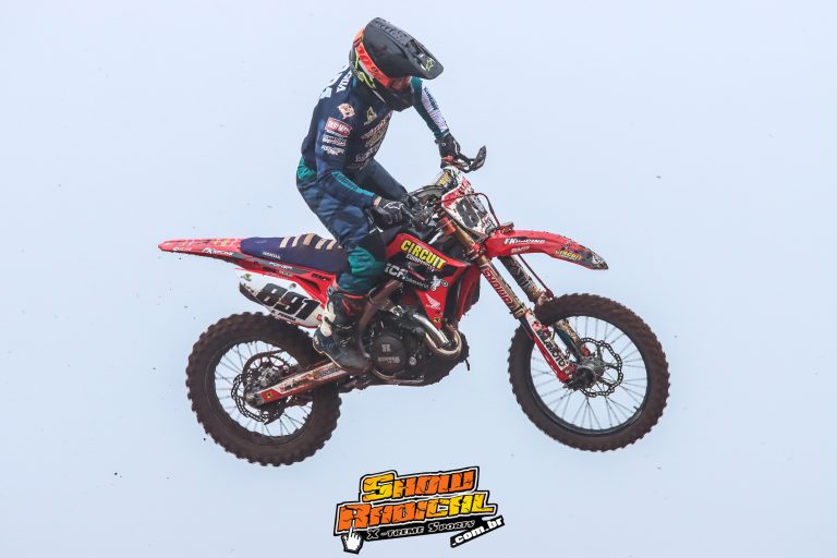 Chuva, frio e lama marcam a primeira etapa do Brasileiro de Motocross