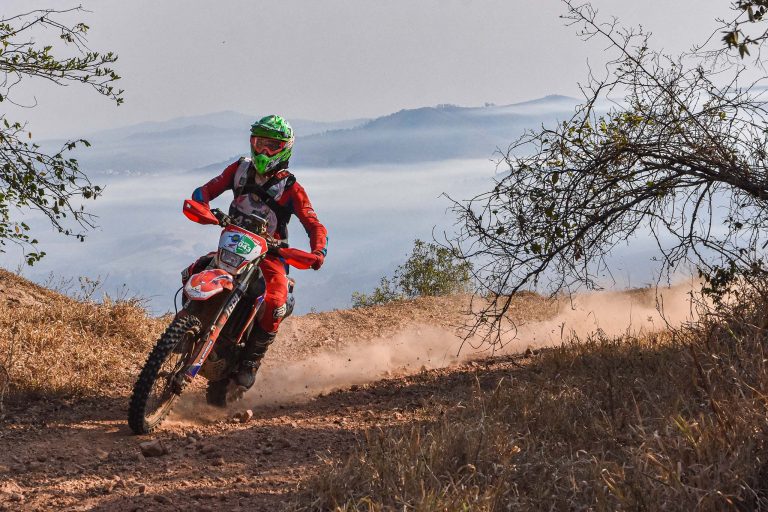 Dário Júlio (Over 40) e Bárbara Neves (Feminina) seguem na liderança do Enduro da Independência 2021