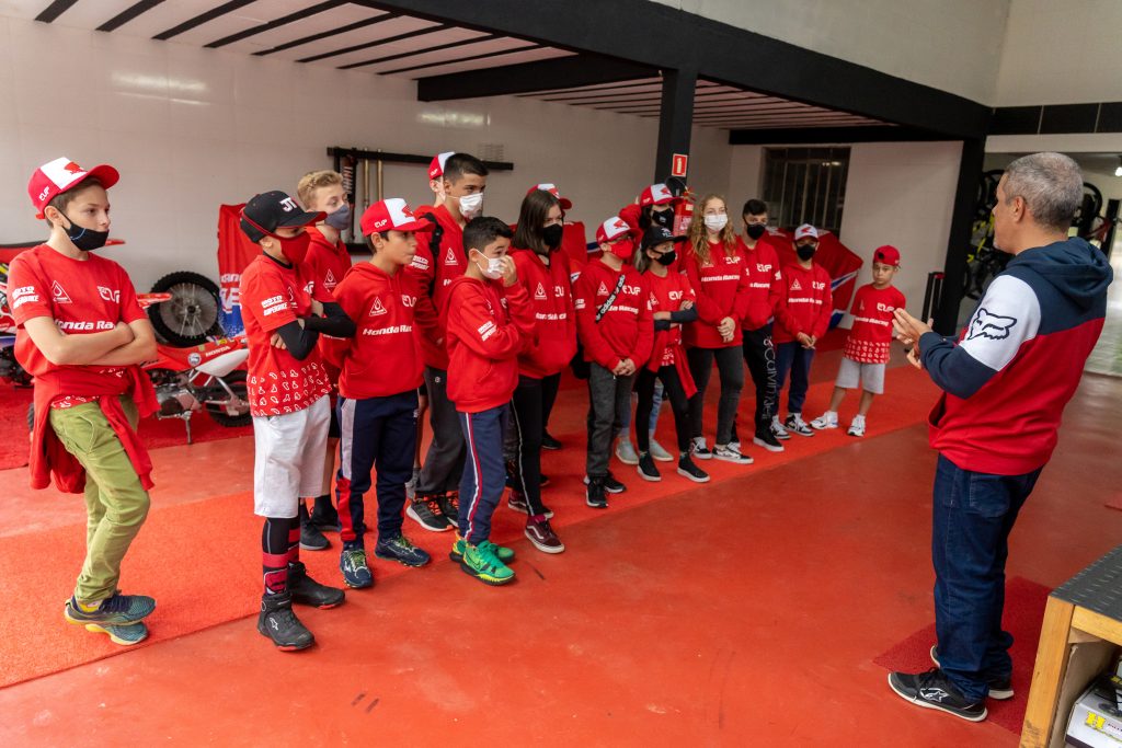 Pilotos da Honda Jr Cup conhecem Centro de Treinamento da Honda Racing de Motocross