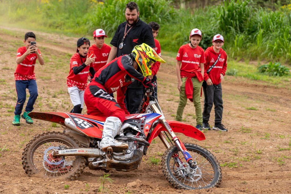 Pilotos da Honda Jr Cup conhecem Centro de Treinamento da Honda Racing de Motocross