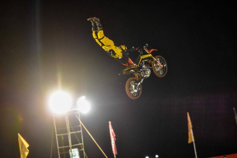 Ingressos disponíveis para o Arena Freestyle Motocross que acontece em Caraguatatuba na noite deste sábado, 06