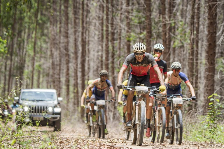 Gustavo Xavier e Alex Malacarne vencem etapa de volta a Arraial d’Ajuda na Santander Brasil Ride Bahia