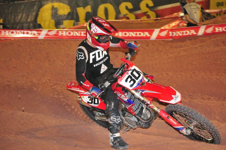 Equipe Honda Racing disputa finais do Arena Cross em São Paulo