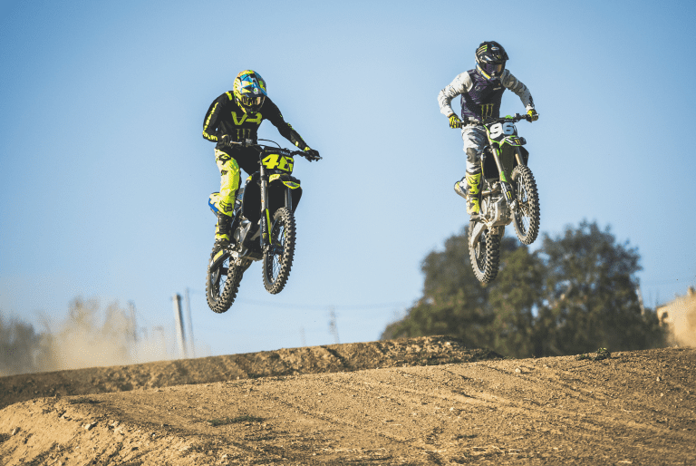 VÍDEO: Valentino Rossi recebe Axell Hodges na VR46 Motor Ranch