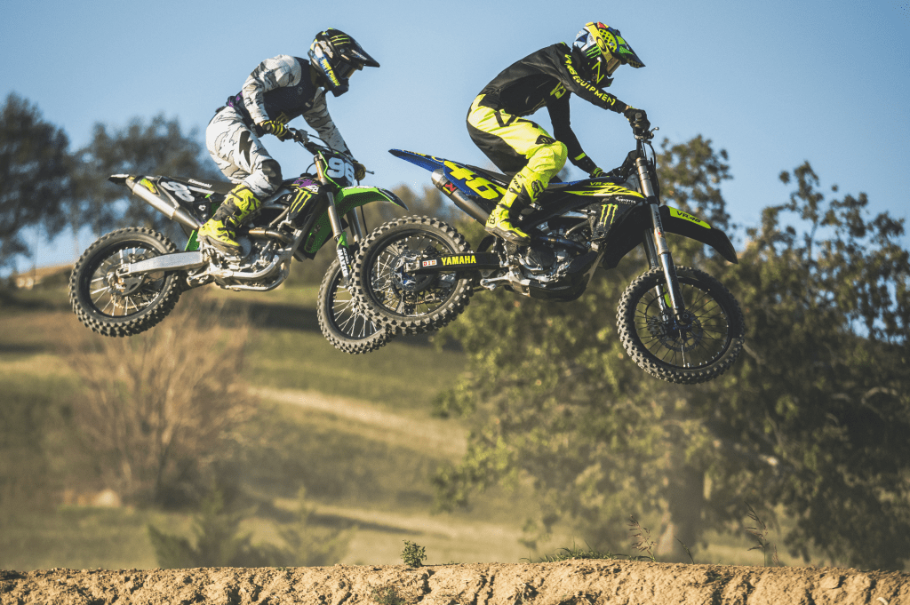 VÍDEO Valentino Rossi recebe Axell Hodges na VR46 Motor Ranch Show