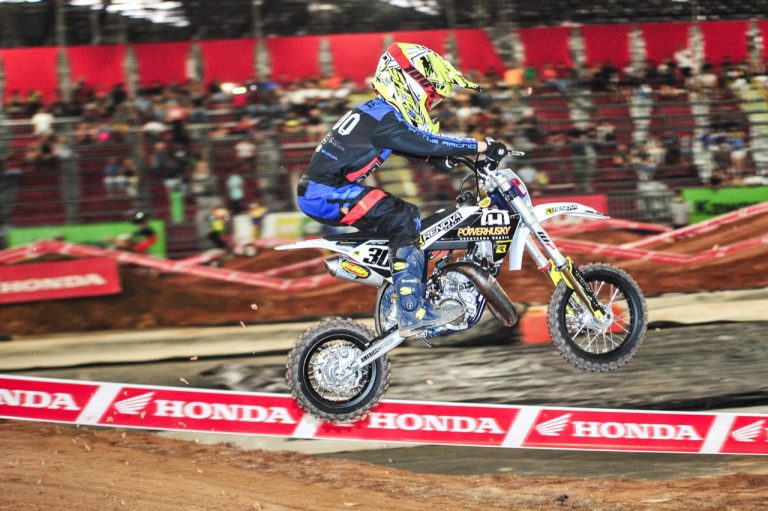 Husqvarna Power Husky é campeã do Arena Cross na 50cc com Heitor Matos