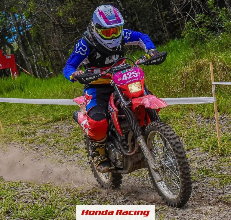 CRF Brasil | CRF 250F, a moto campeã Brasileira de Enduro FIM com a piloto Larissa Lelis