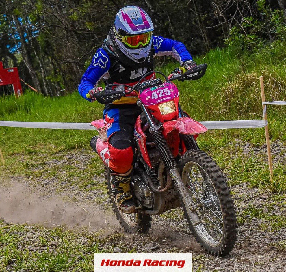 CRF Brasil | CRF 250F, a moto campeã Brasileira de Enduro FIM com a piloto Larissa Lelis