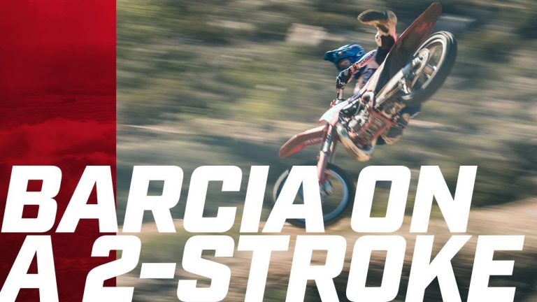 Justin Barcia acelerando uma GASGAS 2 tempos com direito a tocada agressiva e show de whips
