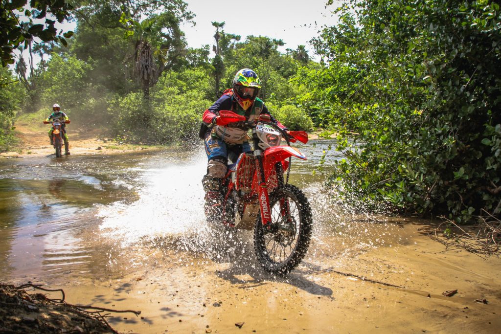 Rally Cerapi&oacute; 2022 tem campe&otilde;es de oito estados nas motos