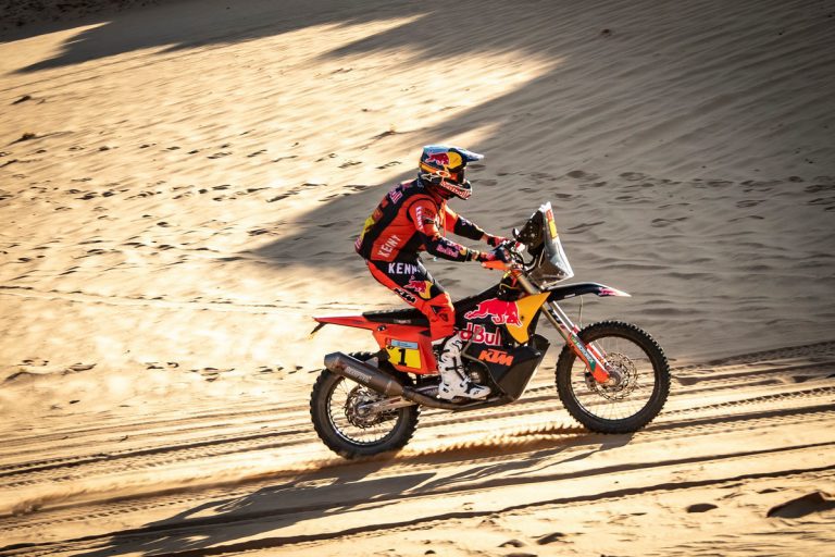 Rally Dakar: Kevin Benavides vence, e Sunderland reassume a liderança a uma etapa do fim.
