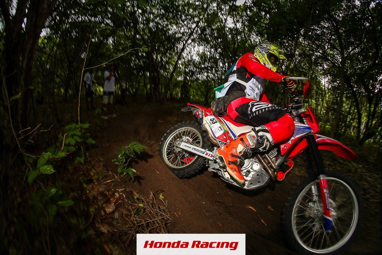 CRF Brasil | Tiago Wernersbach e Bárbara Neves acelerando nas trilhas do Rally Cerapió 2022