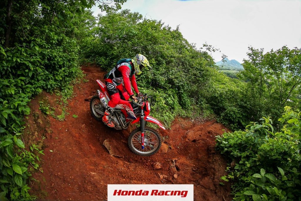 CRF Brasil | Tiago Wernersbach e Bárbara Neves acelerando nas trilhas do Rally Cerapió 2022