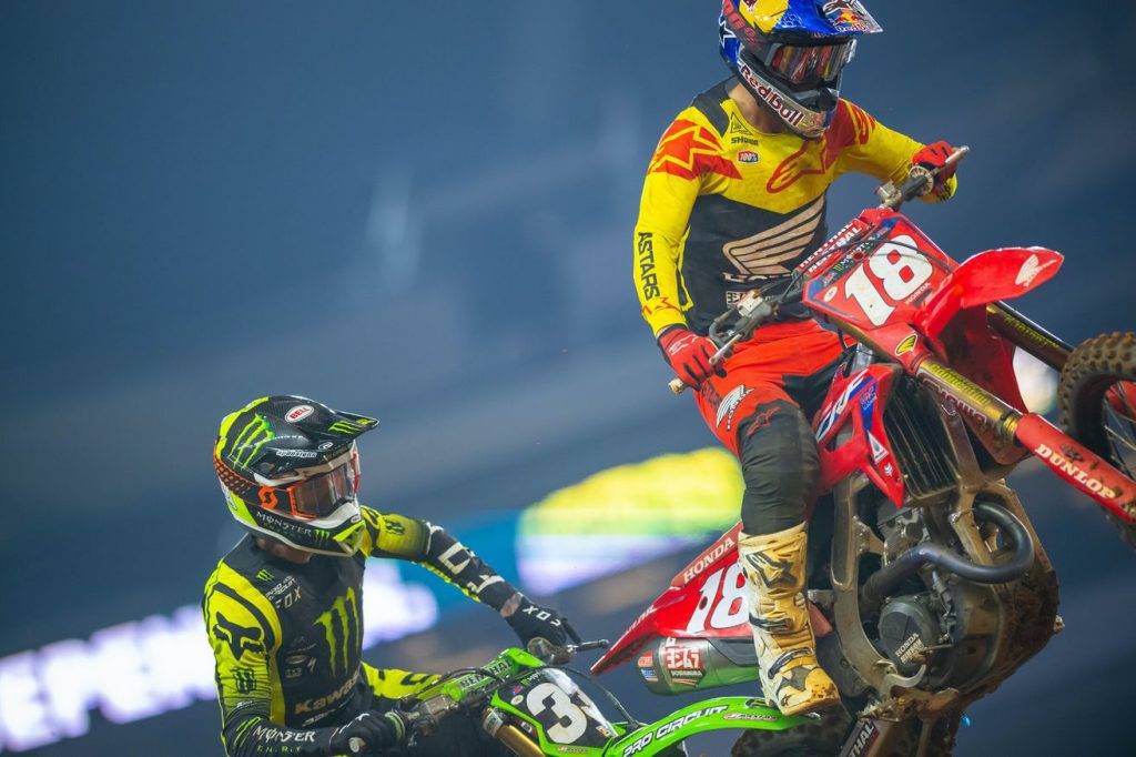 AMA Supercross: Austin Forkner fratura clav&iacute;cula ap&oacute;s tombo envolvendo Jett Lawrence.