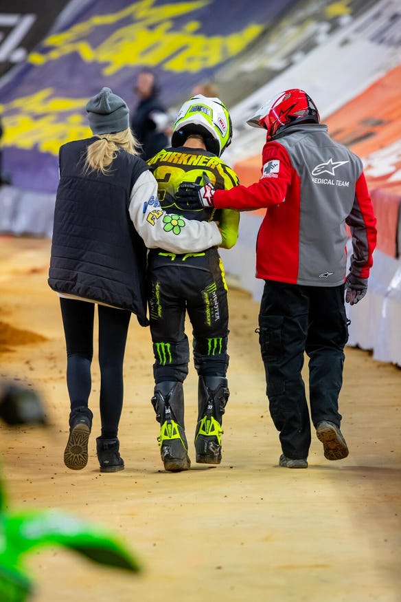 AMA Supercross: Austin Forkner fratura clav&iacute;cula ap&oacute;s tombo envolvendo Jett Lawrence.