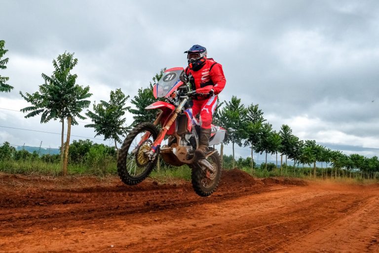 Duplessis, na Moto 1, e Zavatti, na Moto 2, iniciam o Brasileiro de Rally Cross Country na liderança das principais categorias