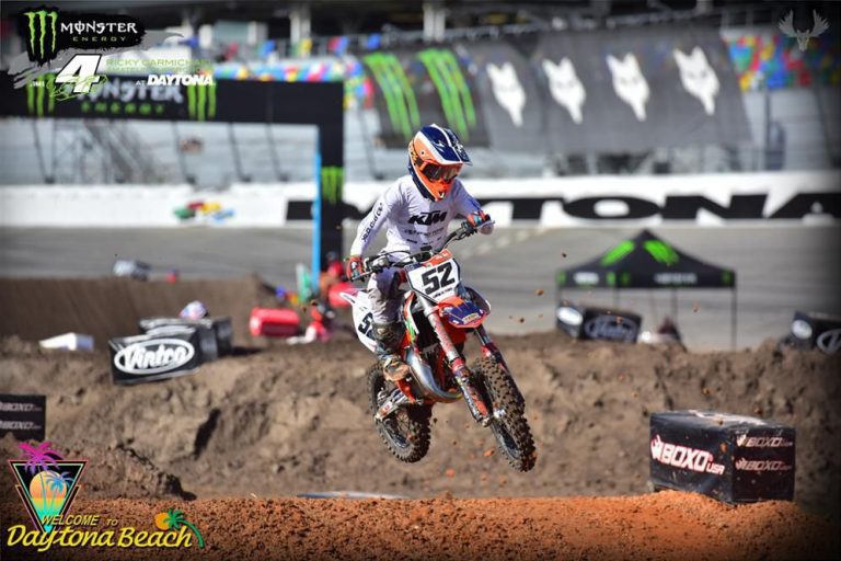 Com uma grande presença de brasileiros nas disputas, Supercross Amador de Daytona chega a reta final
