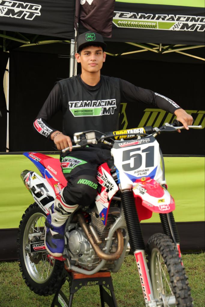 Com L&eacute;o Souza na MX1, Team Racing MT apresenta equipe para a temporada, com foco no BRMX