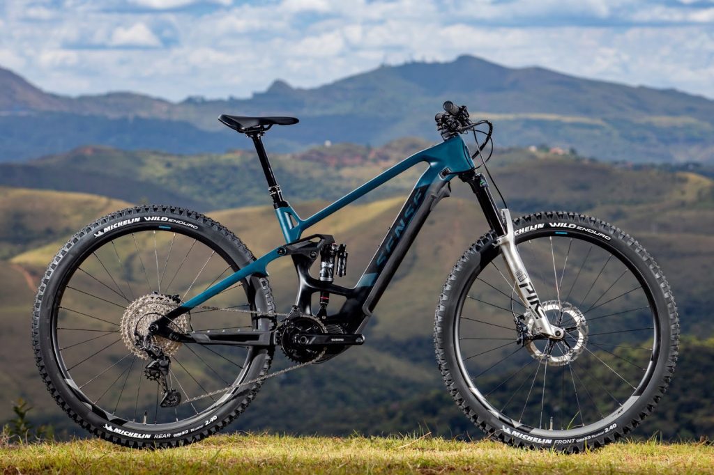Sense apresenta novas e-mountain bikes de carbono e bikes hardtail para All-Mountain e XC