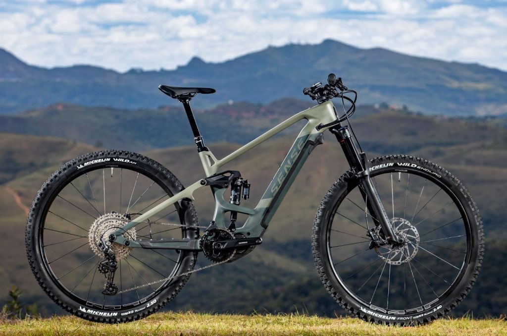 Sense apresenta novas e-mountain bikes de carbono e bikes hardtail para All-Mountain e XC