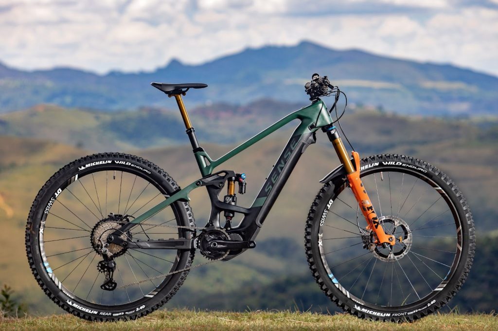 Sense apresenta novas e-mountain bikes de carbono e bikes hardtail para All-Mountain e XC