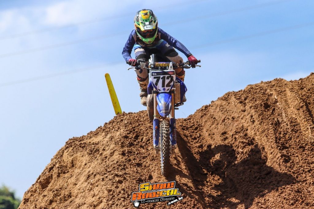 Goiano de Motocross retorna oficialmente as atividades com direito a gates cheios e disputas acirradas em Chapad&atilde;o do C&eacute;u/GO, confira os resultados de domingo.