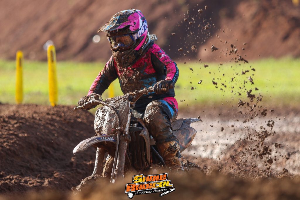 Goiano de Motocross retorna oficialmente as atividades com direito a gates cheios e disputas acirradas em Chapad&atilde;o do C&eacute;u/GO, confira os resultados de domingo.