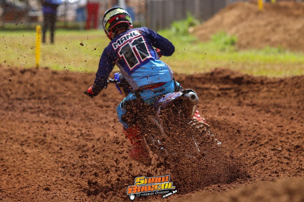 Goiano de Motocross retorna oficialmente as atividades com direito a gates cheios e disputas acirradas em Chapad&atilde;o do C&eacute;u/GO, confira os resultados de domingo.