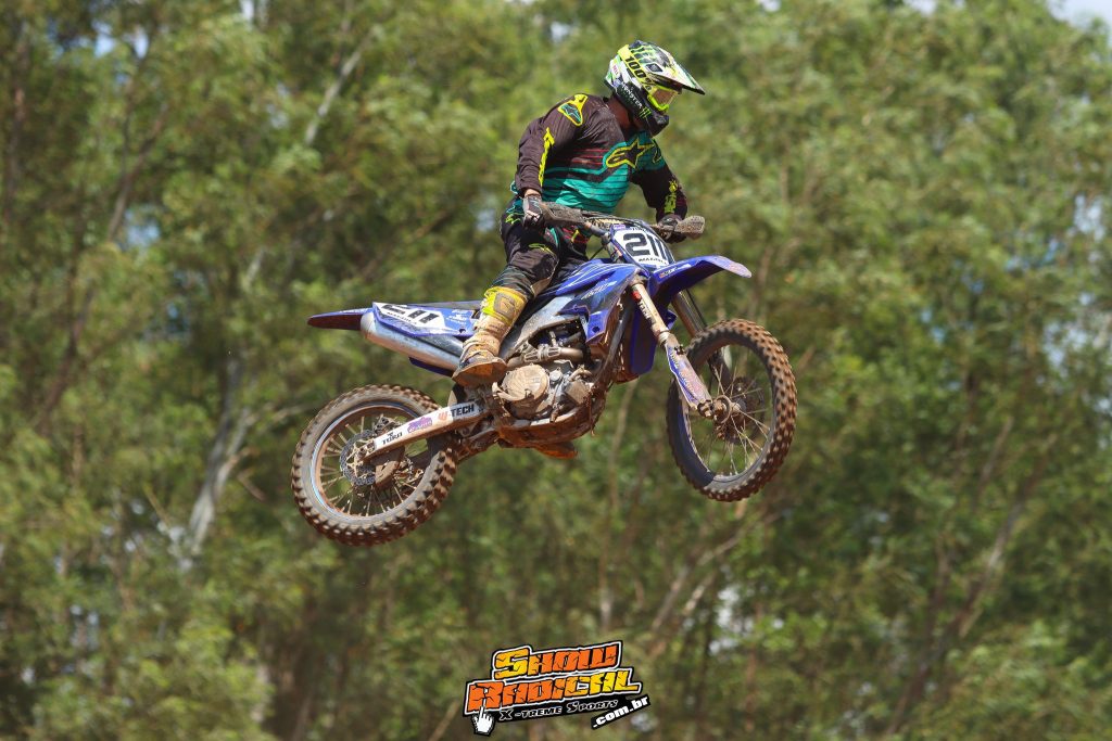 Goiano de Motocross retorna oficialmente as atividades com direito a gates cheios e disputas acirradas em Chapad&atilde;o do C&eacute;u/GO, confira os resultados de domingo.