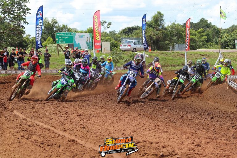 Goiano de Motocross retorna oficialmente as atividades com direito a gates cheios e disputas acirradas em Chapadão do Céu/GO, confira os resultados de domingo.