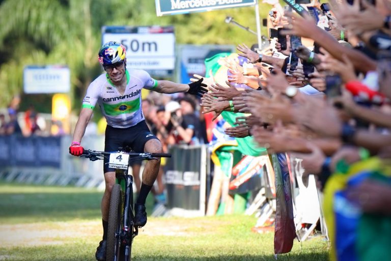 Em casa, Henrique Avancini vive final de semana inesquecível na Copa do Mundo de MTB