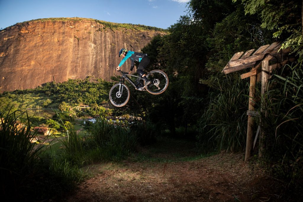 Sense apresenta novas e-mountain bikes de carbono e bikes hardtail para All-Mountain e XC