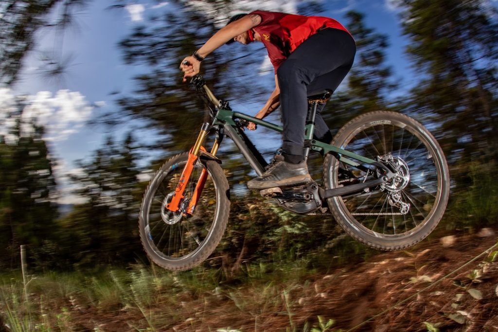 Sense apresenta novas e-mountain bikes de carbono e bikes hardtail para All-Mountain e XC