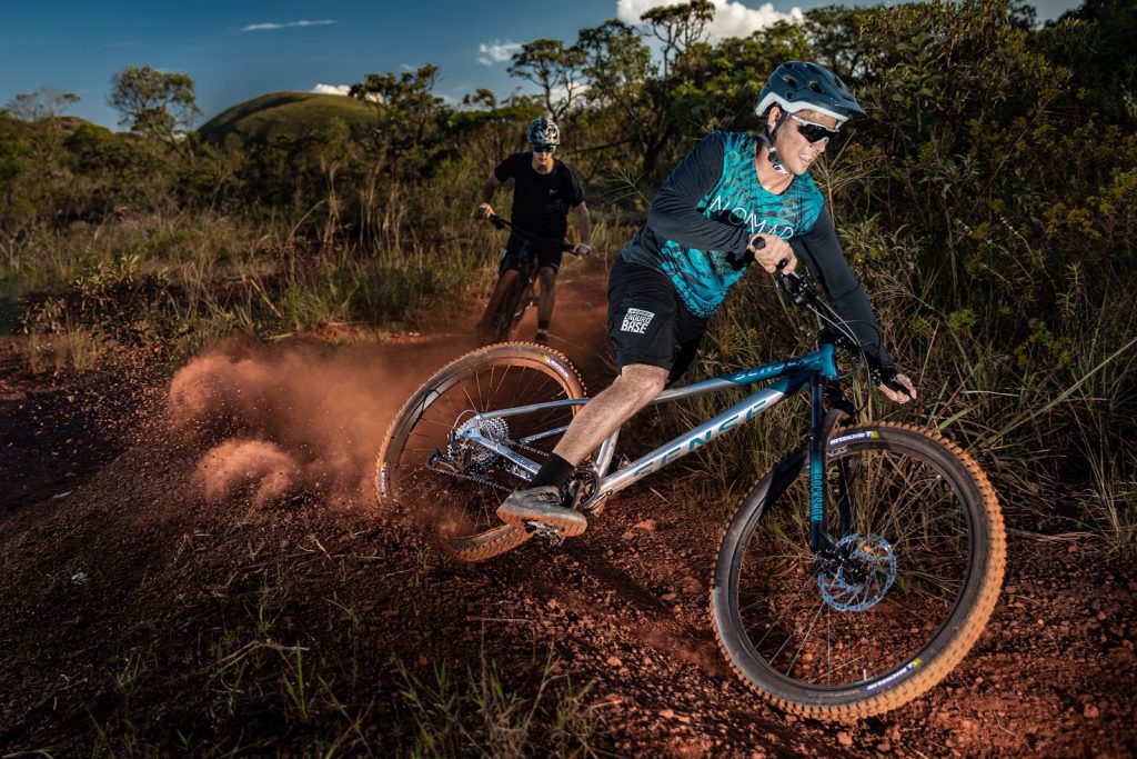 Sense apresenta novas e-mountain bikes de carbono e bikes hardtail para All-Mountain e XC