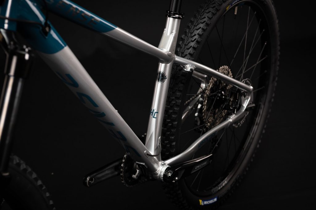 Sense apresenta novas e-mountain bikes de carbono e bikes hardtail para All-Mountain e XC