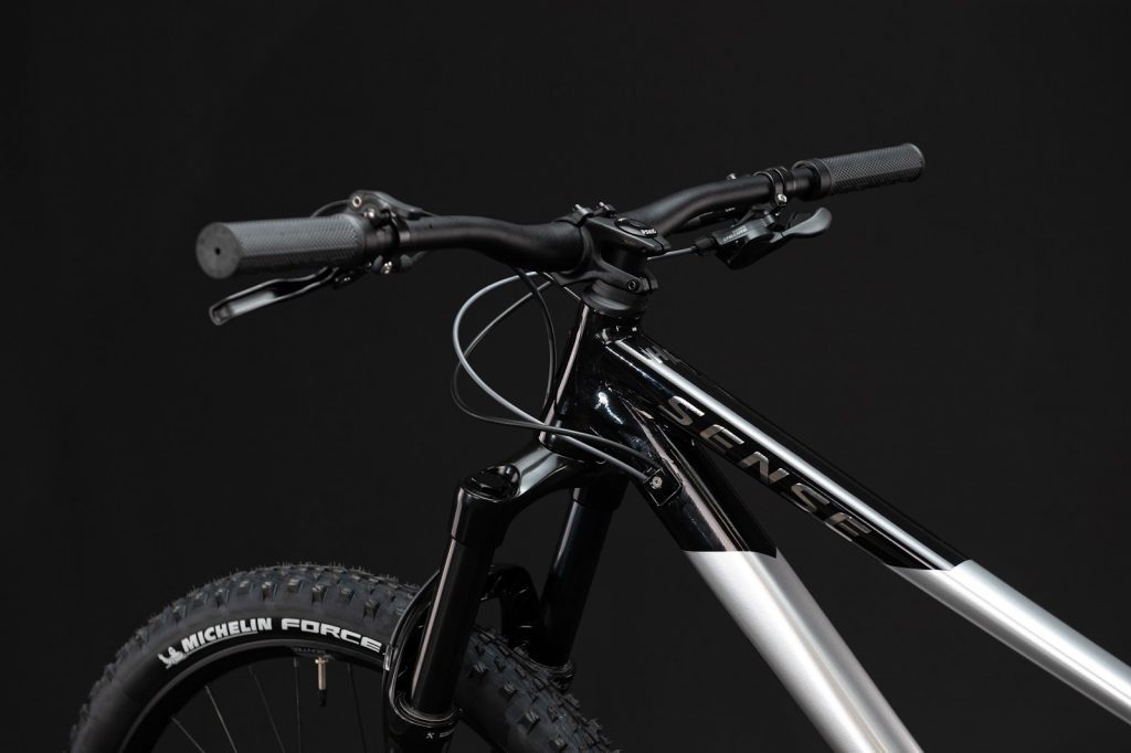 Sense apresenta novas e-mountain bikes de carbono e bikes hardtail para All-Mountain e XC