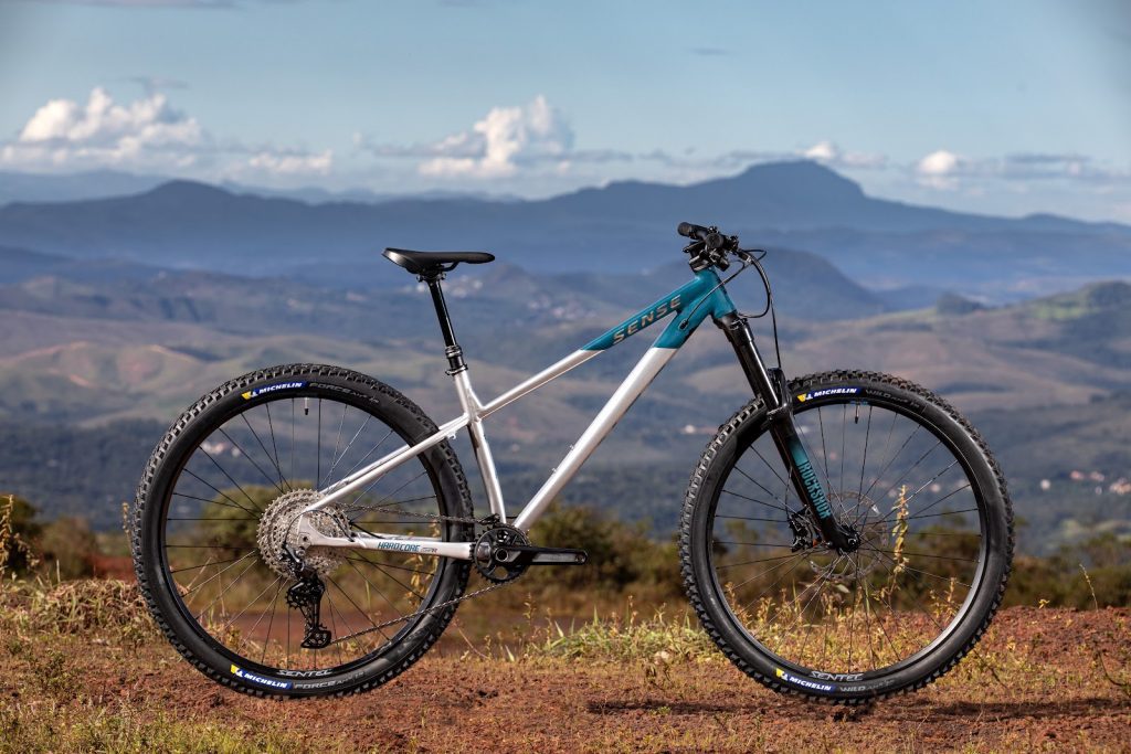 Sense apresenta novas e-mountain bikes de carbono e bikes hardtail para All-Mountain e XC