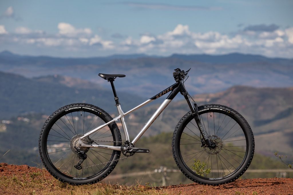 Sense apresenta novas e-mountain bikes de carbono e bikes hardtail para All-Mountain e XC