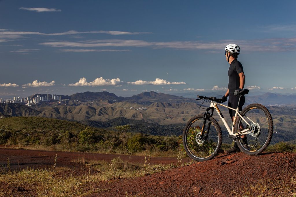 Sense apresenta novas e-mountain bikes de carbono e bikes hardtail para All-Mountain e XC