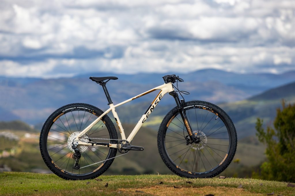 Sense apresenta novas e-mountain bikes de carbono e bikes hardtail para All-Mountain e XC