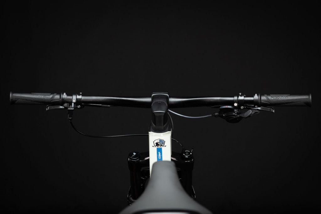 Sense apresenta novas e-mountain bikes de carbono e bikes hardtail para All-Mountain e XC