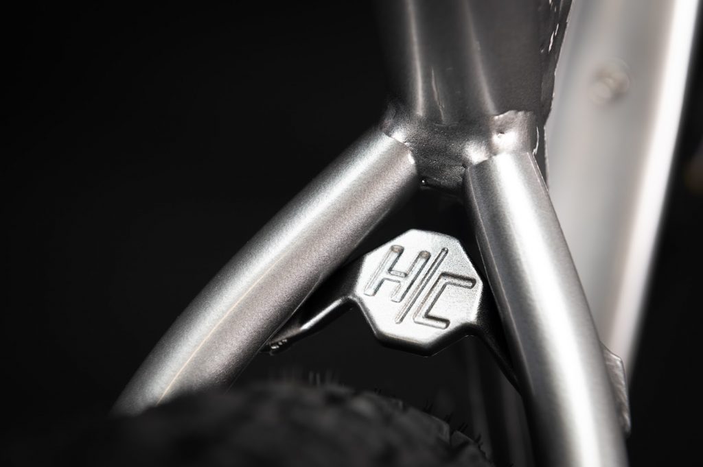 Sense apresenta novas e-mountain bikes de carbono e bikes hardtail para All-Mountain e XC