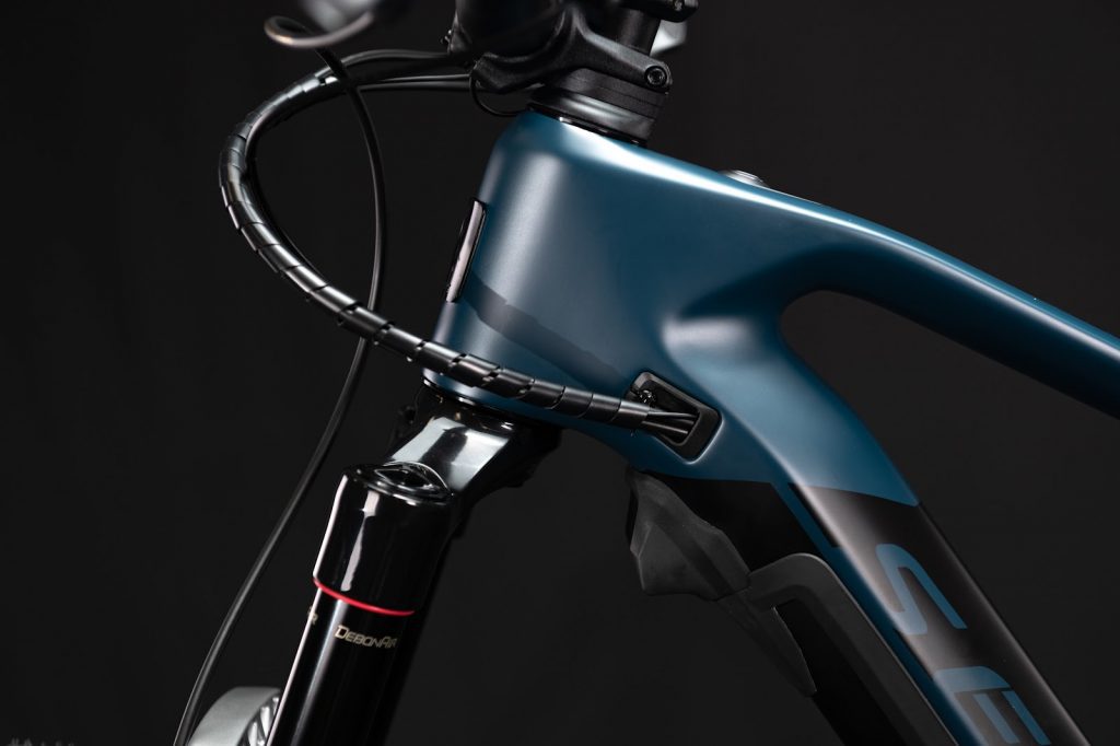 Sense apresenta novas e-mountain bikes de carbono e bikes hardtail para All-Mountain e XC