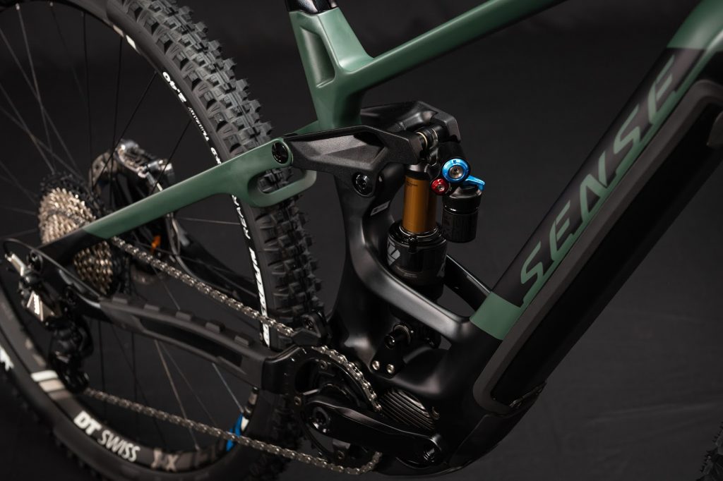 Sense apresenta novas e-mountain bikes de carbono e bikes hardtail para All-Mountain e XC