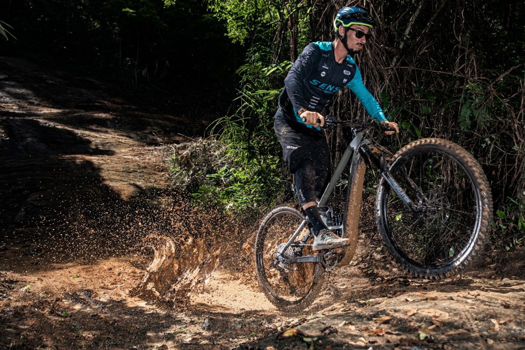 Sense apresenta novas e-mountain bikes de carbono e bikes hardtail para All-Mountain e XC